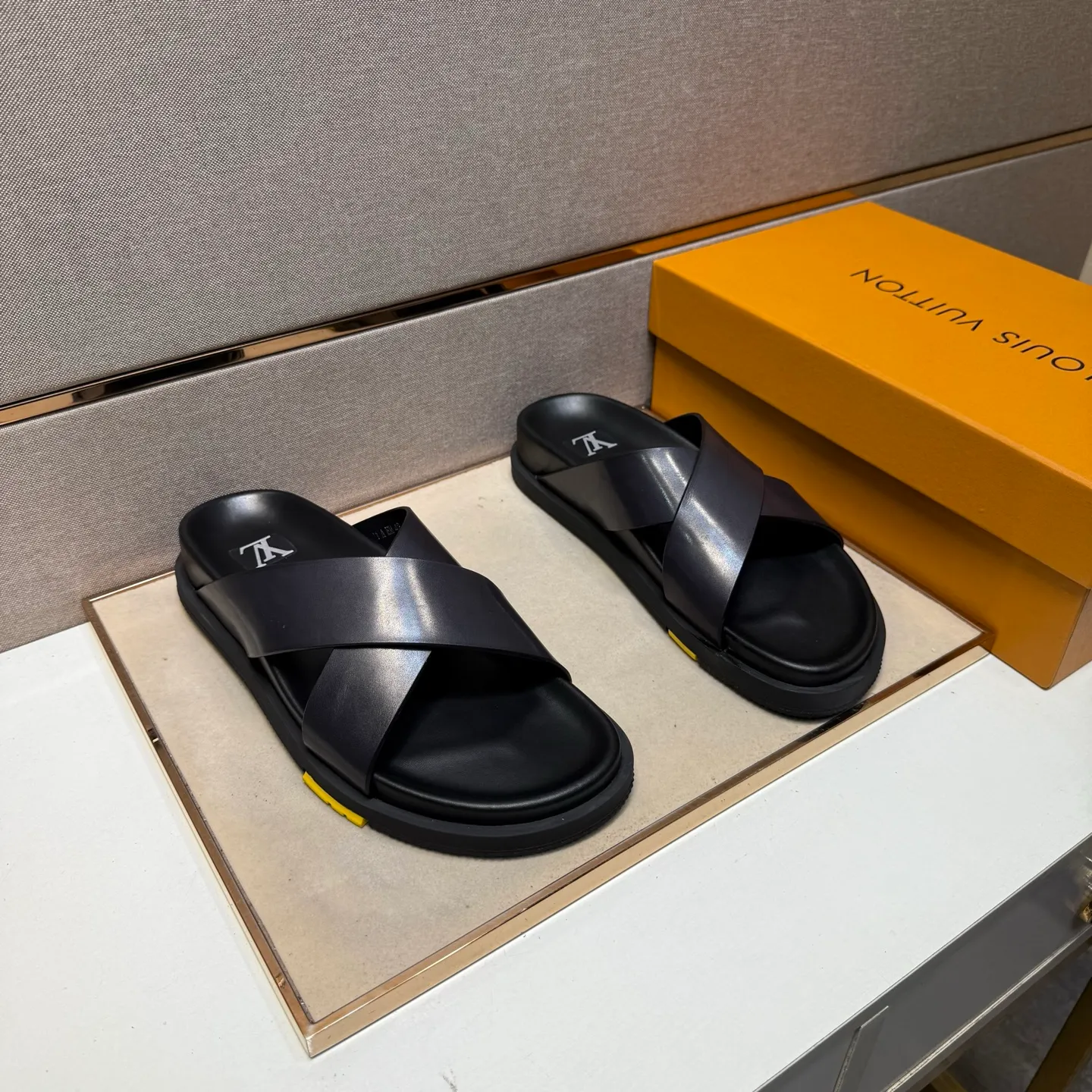 Men's men's shoes 💰pp420 [LV～] Men's casual slippers 2025z cabinet sales simultaneously 🔶Size: 38-44#️⃣ 🔷4 colors🔜The upper is made of cowhide stitching ➕Cowhide lining, comfortable and breathable, sole: original comfortable, wear-resistant and non-slip outsole, ⚠️Real 📱Photography🎬The real thing is better📢📢📢